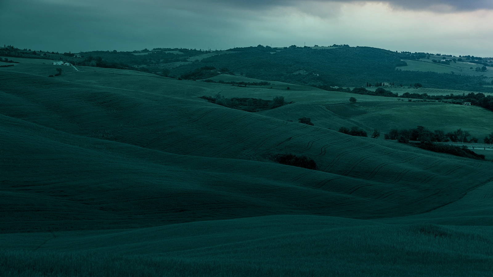 Colline verdi con cielo nuvoloso sullo sfondo